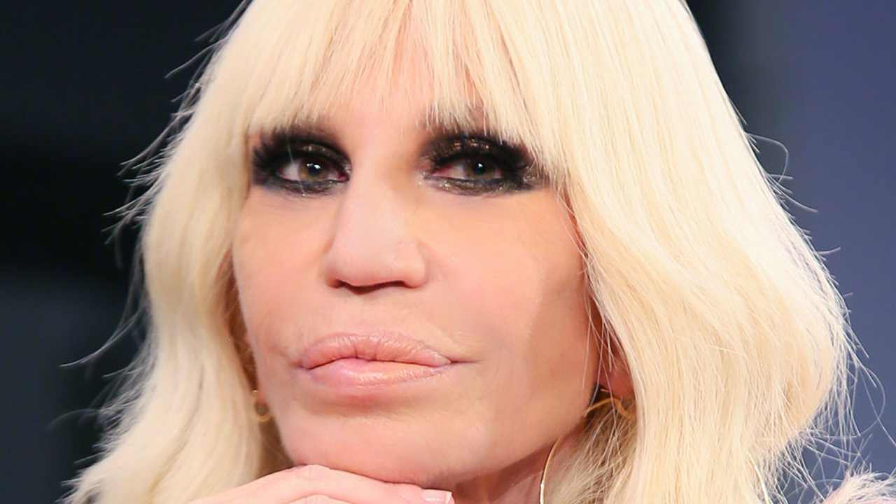 Donatella Versace (fonte web) 15.04.2022-esclusiva.it