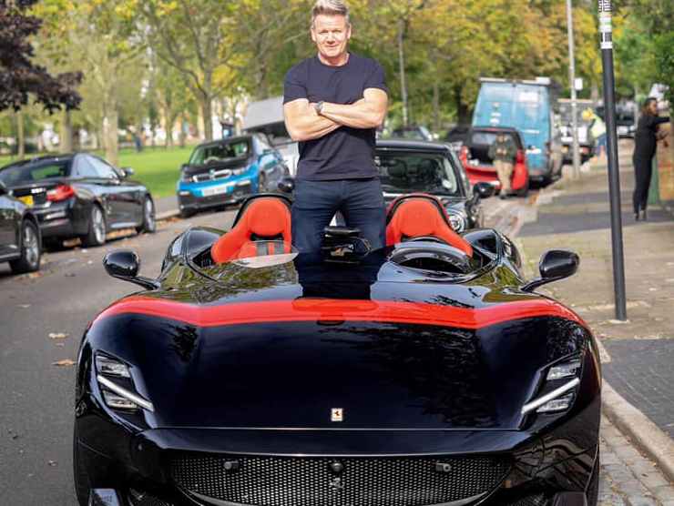 Gordon Ramsay sulla sua Ferrari Monza (web source) 15.4.2022 esclusiva