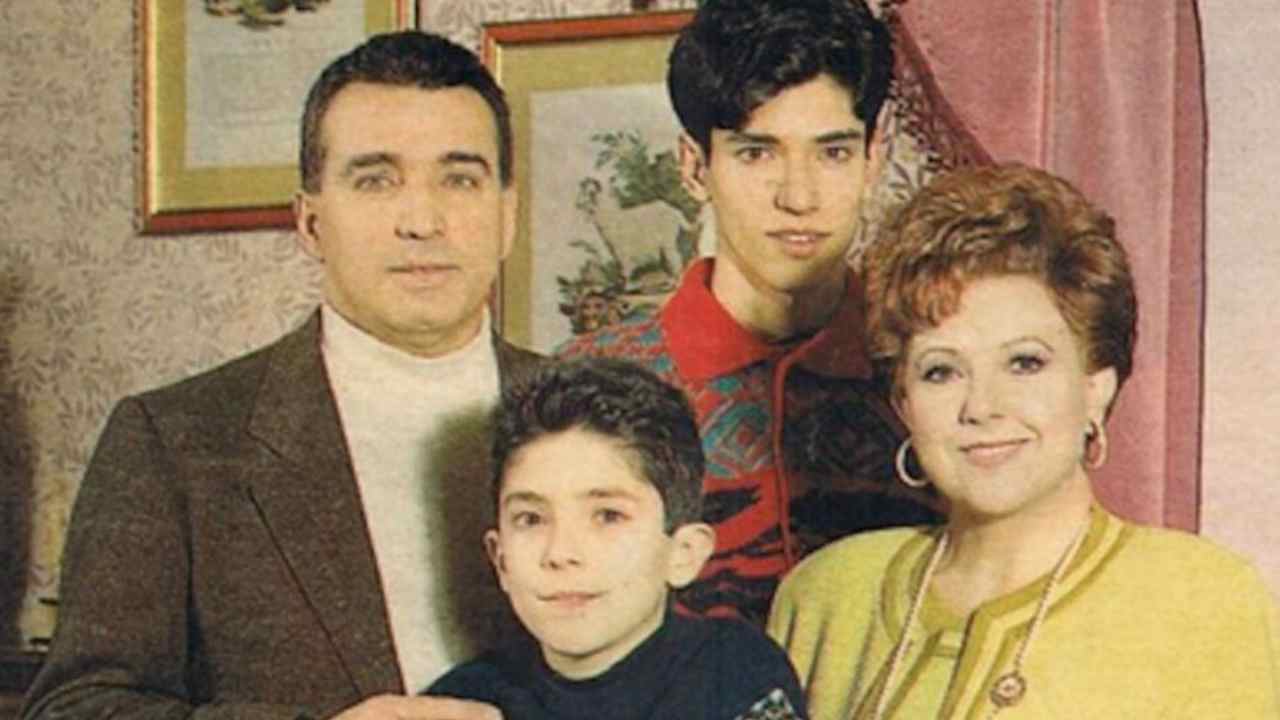 Orietta Berti in una foto con la sua famiglia (Web source) 7 aprile 2022 esclusiva.it