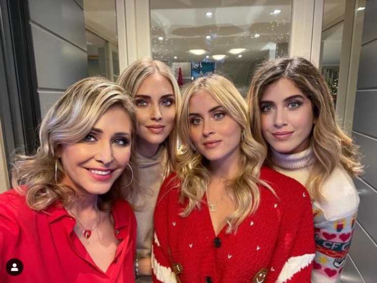 Chiara, Valentina e Francesca Ferragni con la mamma Marina Di Guardo (fonte web) esclusiva.com