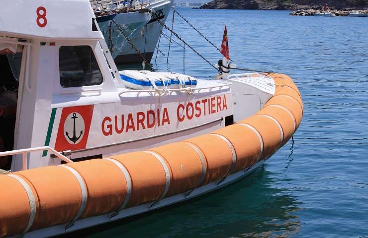 Aglientu gommone si ribalta morto turista 77 anni