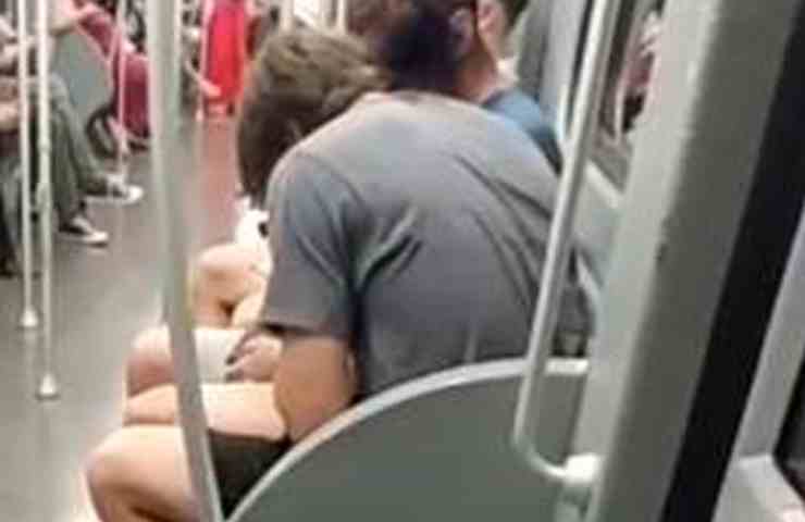 Metropolitana di Milano cocaina giovani video