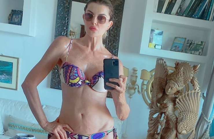 Alba Parietti bikini casa polemica