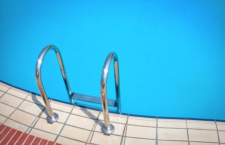 Bologna cadono piscina morta babysitter grave bimba