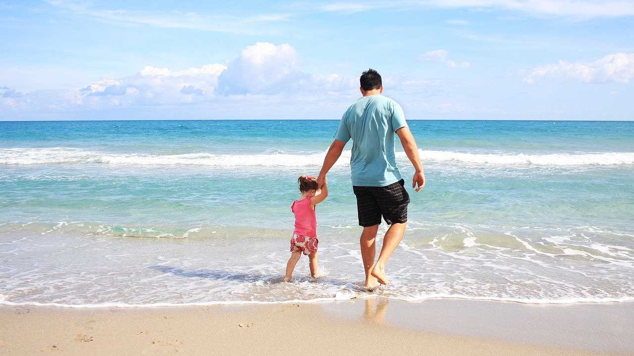 padre figlia spiaggia mare